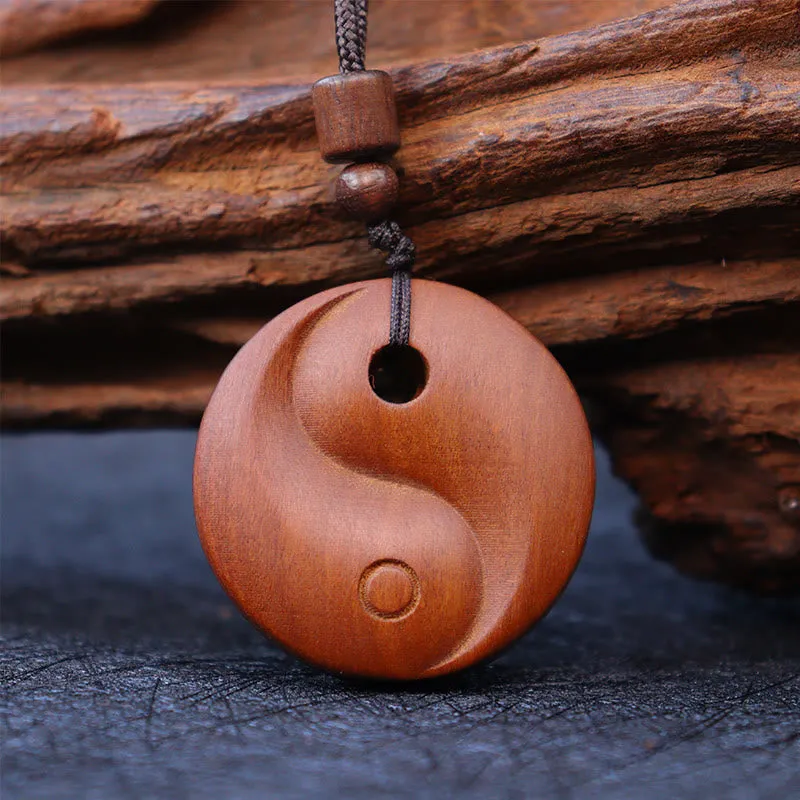 Collier pendentif protection chance Yin Yang en bois de jujubier frappé par la Buddha Stones
