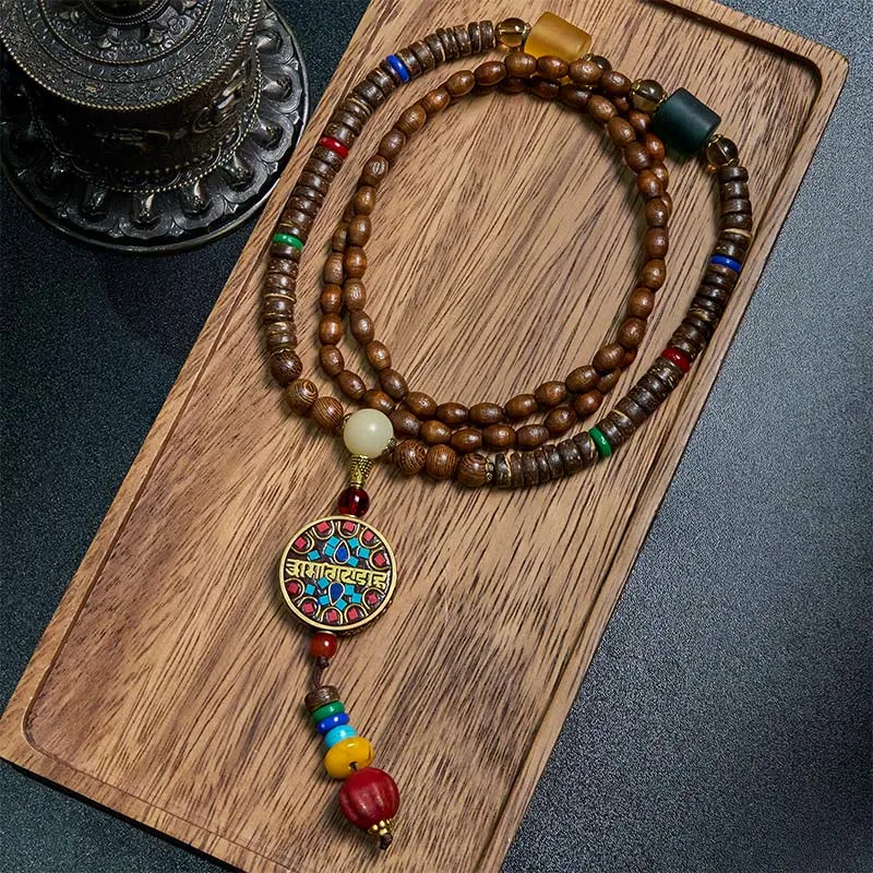 Buddha Stones pendentif en perles de cuivre et mantra lumineux en bois de schima, fait à la main en coquille de noix de coco tibétaine