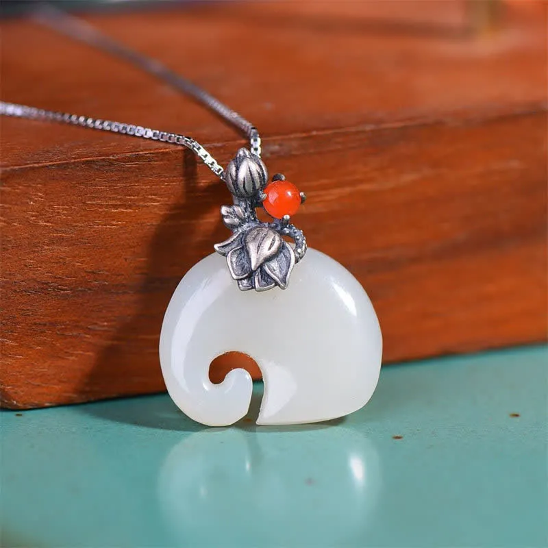 Collier pendentif protection lotus éléphant en jade blanc