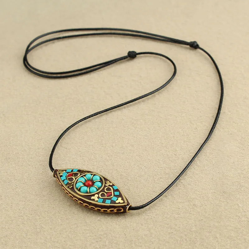 Collier pendentif en perles turquoises du Tibet avec Buddha Stones et motif marquise, protection et force