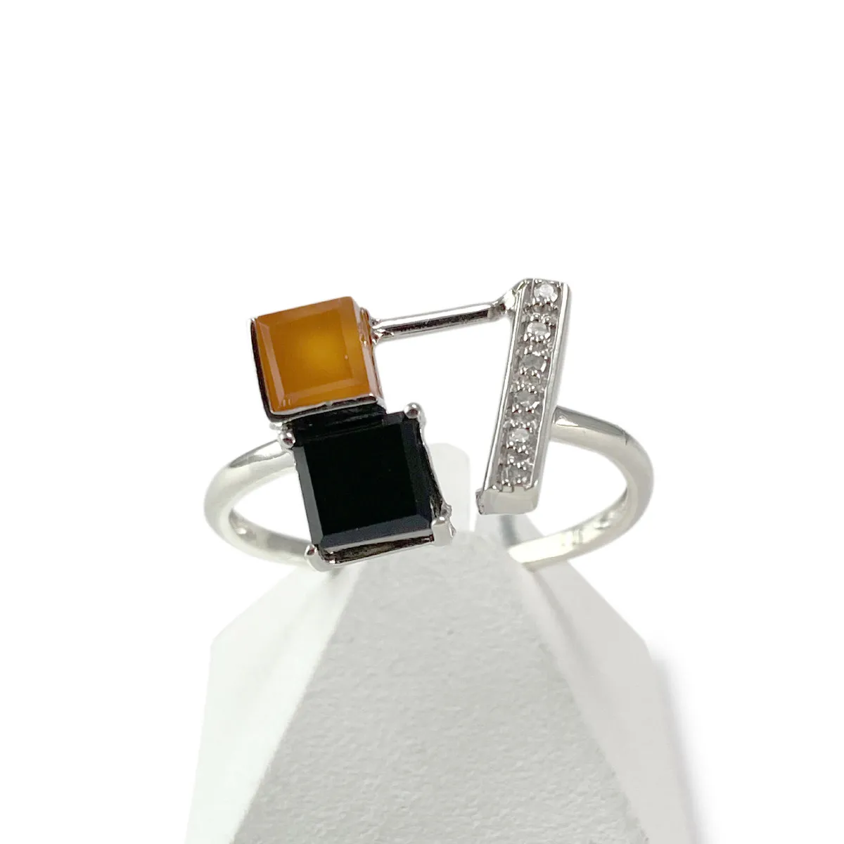 Bague d'occasion or 375 blanc pierres fines et diamants