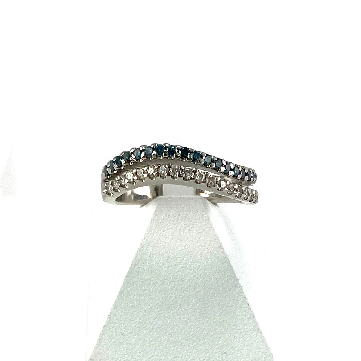 Bague d'occasion or 585 blanc diamants blancs et bleus traités