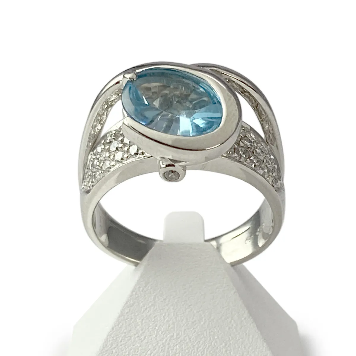 Bague d'occasion or 750 blanc diamants et topaze