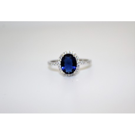 Bague en argent 925 avec des zircons incorporé dans le blanc et le centre de la pierre de couleur bleu saphir.