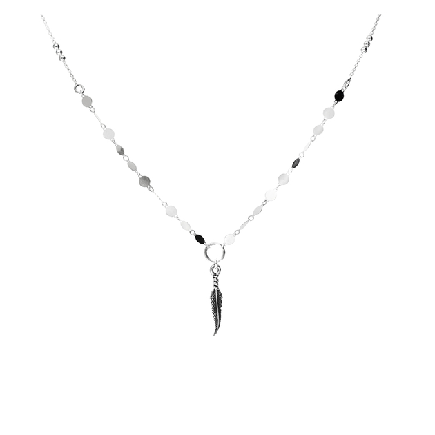 COLLIER MAILLE PLATE ET CHAÎNE FINES PERLES ET PLUME