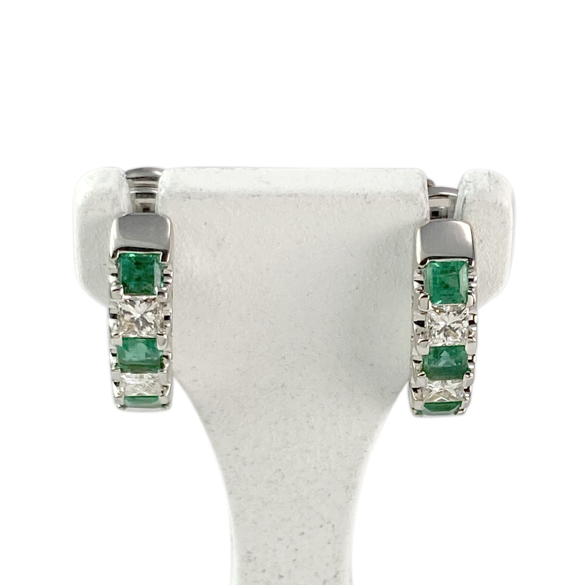 Demi-créoles d'occasion or 750 blanc émeraudes diamants