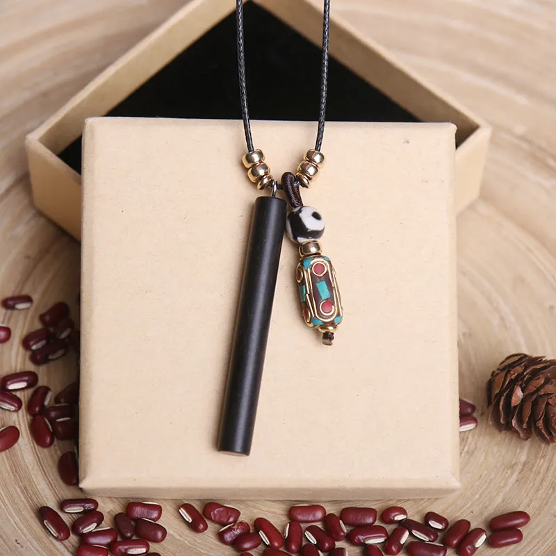 Collier pendentif en perles dzi en bois d'ébène tibétain avec symbole de paix et de calme